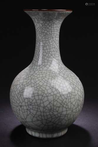 A Crack-style Chinese Porcelain Vase