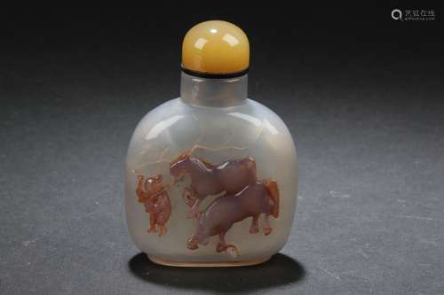 An Agate-made Chinese Estate Snuff Bottle