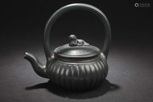 A Lindear-decorating Chinese Estate Handled Tea Pot