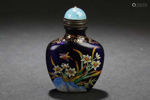 A Flower-decorating Estate Chinese Snuff Bottle