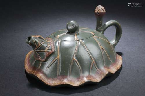 A Loctus-design Chinese Estate Tea Pot