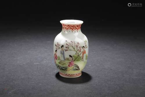 An Estate Chinese Porcelain Thin-layer Vase Figure