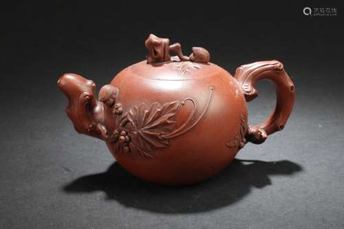 A Nature-theme Chinese Estate Tea Pot