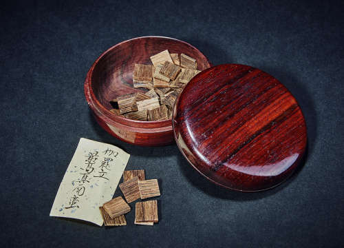 清 红木香盒及13g伽罗立 最高真南蛮沉香片