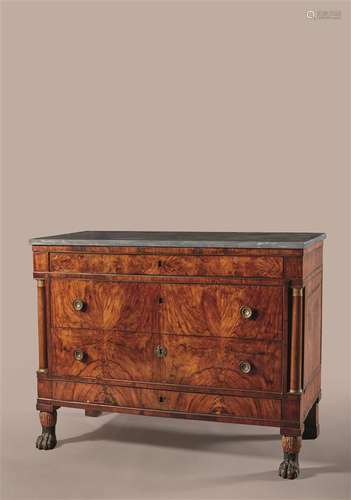 Commode en placage de noyer ouvrant par quatre tiroirs inégaux en façade, les montants ornés de colonnes détachées, les pieds antérieurs griffes en bois patiné et doré.