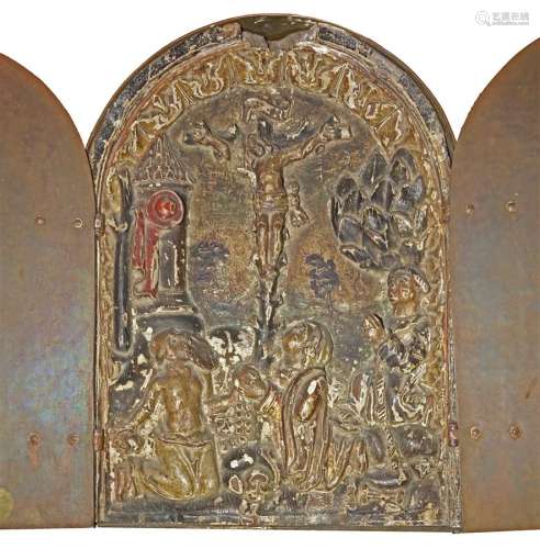 Porte de tabernacle en bois sculpté, doré et polychromé représentant la crucifixion avec trois personnages agenouillés au pied de la croix.
