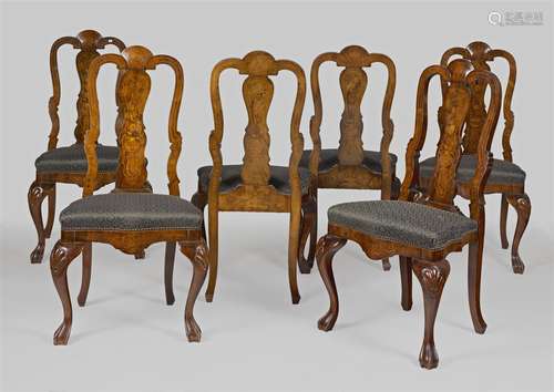 Suite de six chaises en acajou, le dossier galbé, ajouré et marqueté de coquilles, vases fleuris et rinceaux.