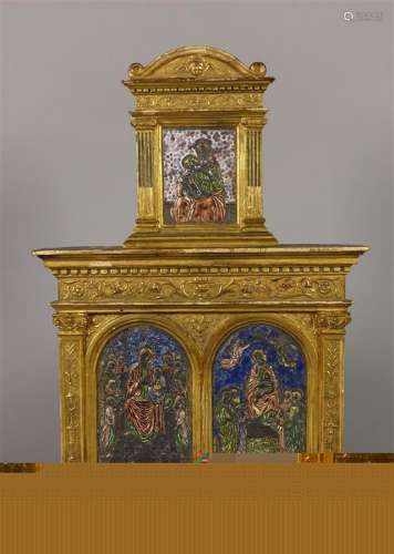 Retable architecturé en bois sculpté et doré, présentant trois plaques en cuivre peint à l'imitation de l'émail :