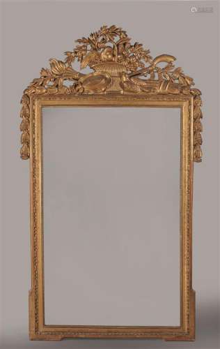 Important miroir rectangulaire en bois sculpté et doré, le fronton ajouré à décor d'un panier garni de fruits, couple d'oiseaux, torche, carquois, branchages d'olivier et chapeau de paille.