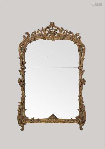 Grand miroir de forme mouvementée en bois sculpté et doré dans un double encadrement.