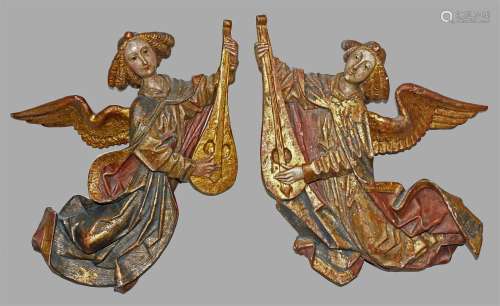 Paire d'anges musiciens jouant du rébec. Bois sculpté en demi ronde-bosse relaqué polychrome et or.