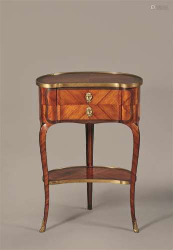 Table de salon de forme rognon en bois de placage marqueté en frisage, ouvrant par deux tiroirs en ceinture, les pieds cambrés réunis par une tablette d'entrejambe.