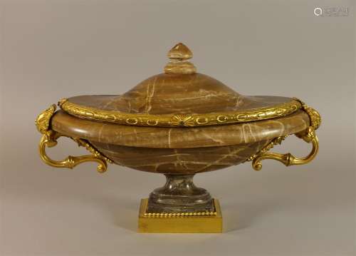 Vase navette en onyx et marbre beige, monture et socle en bronze doré à décors d'oves, de coquilles et de cordelettes. Époque Louis XVI.