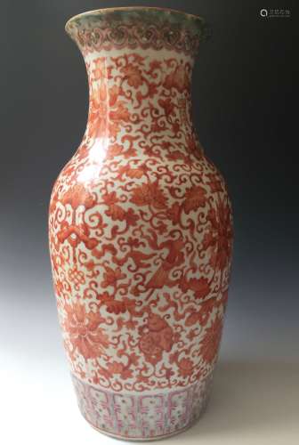 A FINE CHINESE ANTIQUE IRON-RED ‘FLORAL’ VASE, 19C