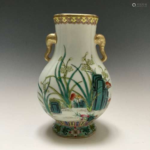 A BEAUTIFUL CHINESE ANTIQUE FAMILL ROSE PORCELAIN VASE. QIANLONG MARK.