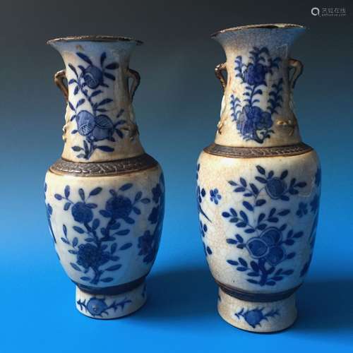 A PAIR BLUE AND WHITE  ANTIQUE PORCELAIN VASES