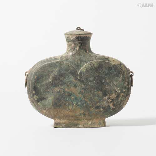 A Chinese bronze ritual wine vessel and cover, bianhu