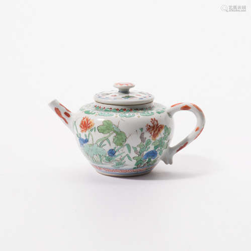 A Chinese famille verte teapot with a cover