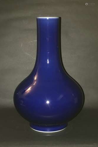 Qing D., A Blue Glaze Golbal Vase