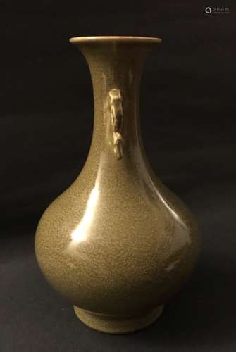 Qing D.,A Tea Dust Vase with Handles