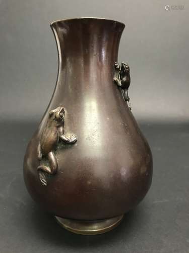 Qing D., A Bronze Frogs Vase