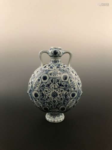 Fine Chinese Ming Style Blue and Whte Vase