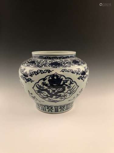 Fine Chinese Blue and White Dragon Design Jar