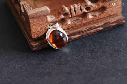 Chinese Blood Amber Pendant (3.7g) W:2.5cm