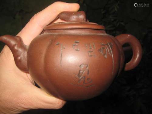 Chinese YiXin Zisha tea pot w cover & Characters