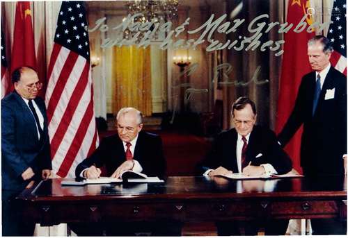 老布什（George Herbert Bush，1924～ ）、戈尔巴乔夫（Mihail Gorbachov，1931～ ） 共同签名合影