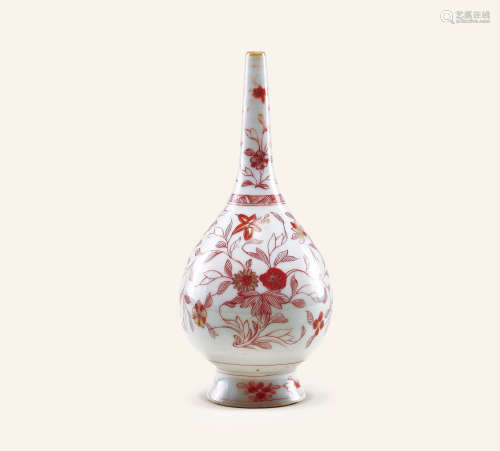 清雍正 矾红描金花卉纹长颈瓶