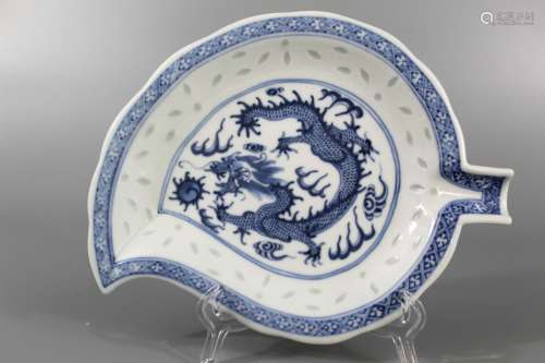 Chinese leaf shape blue and white porcelain dragon