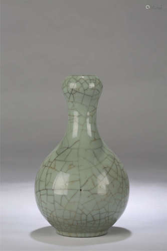 A Ge-Type Porcelain Vase