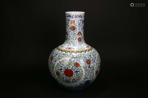 A Chinese Wucai Porcelain Vase