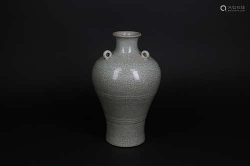 A Chinese Ge-Type Porcelain Vase