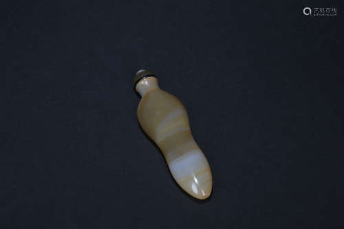 A Chinese Carved Agate Snuff Bottle