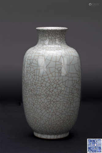 A Chinese Ge-Type Porcelain Vase