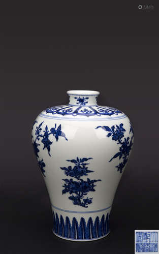 A Chinese Blue and White Porcelain Vase