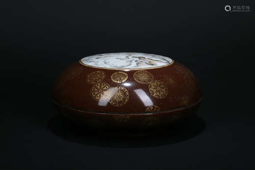 A Chinese Porcelain Round Box with Cover