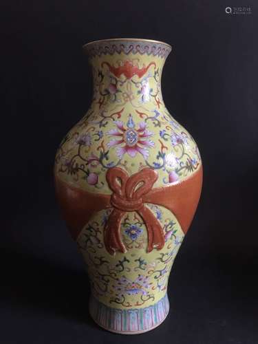 Chinese Fmaille Rose Vase