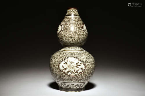 DOUBLE GOURD SHAPED 'FLOWERS' BOTTLE VASE