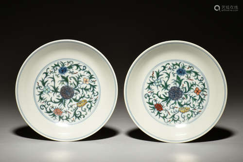 PAIR OF DOUCAI 'FLOWERS' DISHES