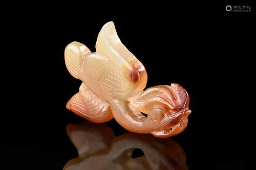 AGATE CARVED 'SWAN' FIGURE