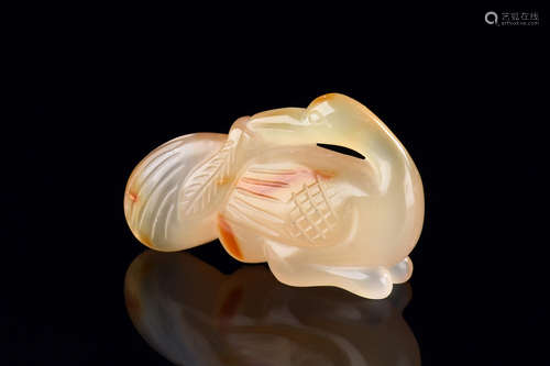 AGATE CARVED 'SWAN' FIGURE