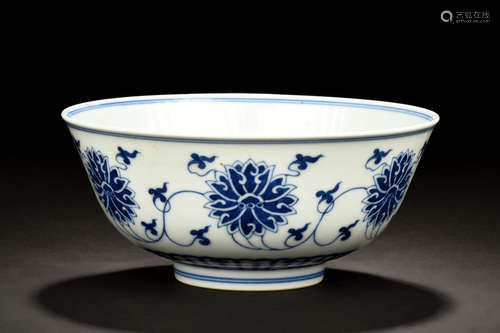 BLUE AND WHITE 'LOTUS FLOWERS' BOWL