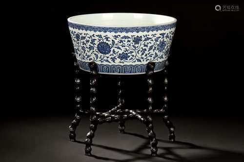 BLUE AND WHITE 'FLOWERS' JARDINIERE WITH WOODEN STAND