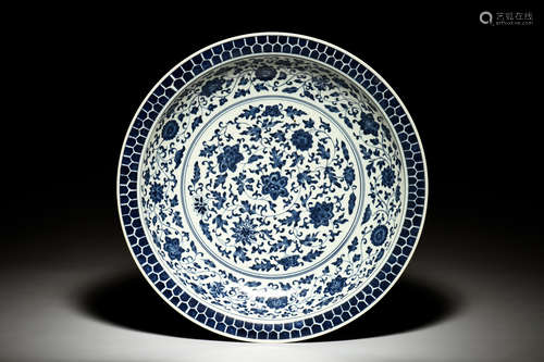 LARGE BLUE AND WHITE 'FLOWERS' CHARGER