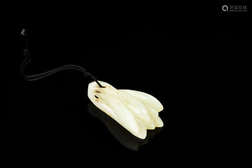 JADE CARVED 'FLOWER PETALS' ORNAMENT