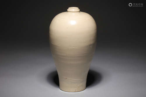 DING WARE WHITE GLAZED VASE, MEIPING