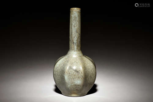 YUE WARE EIGHT-LOBED BOTTLE VASE